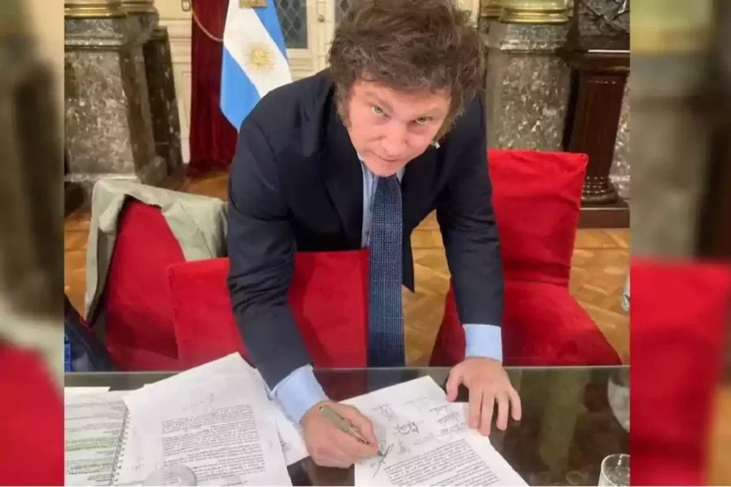 javier_milei_firma