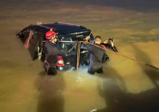 AUTO CAYO AL RIO DE LA PLATA